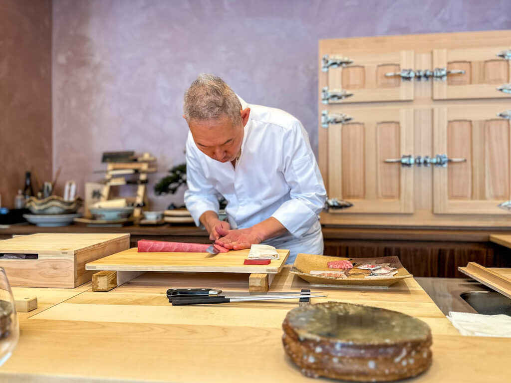 Lo chef di sushi matsu intento nella preparazione