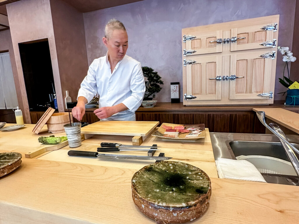 Hiro in fase preparatoria per i nigiri..