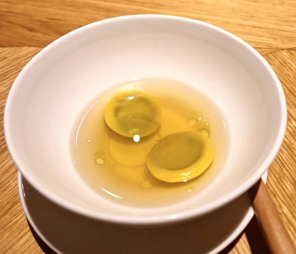 Ravioli di erbe amare, brodo di canocchie.
