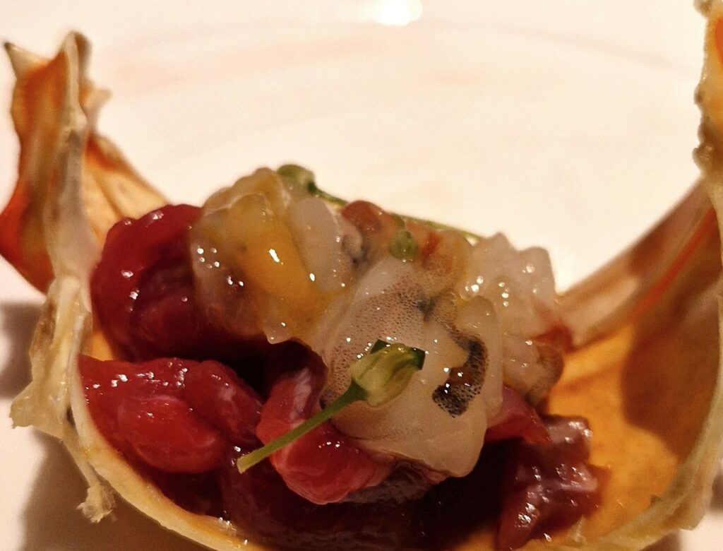 Tartare di pecora e mazzancolle crude con il succo della loro testa, sugo di arrosto.