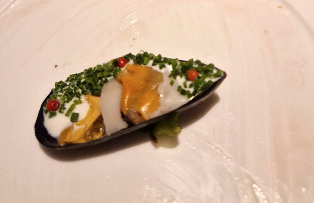 Lardo di mora romagnola e cozze, panna acida ed erba cipollina.