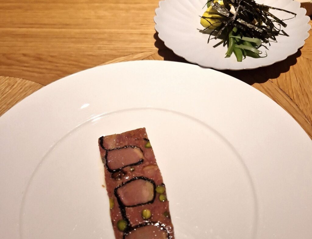 Terrina di volatili pregiati serviti in gelatina con fagiolini, salsa alle uova di pesci misti e dragoncello della trattoria da lucio