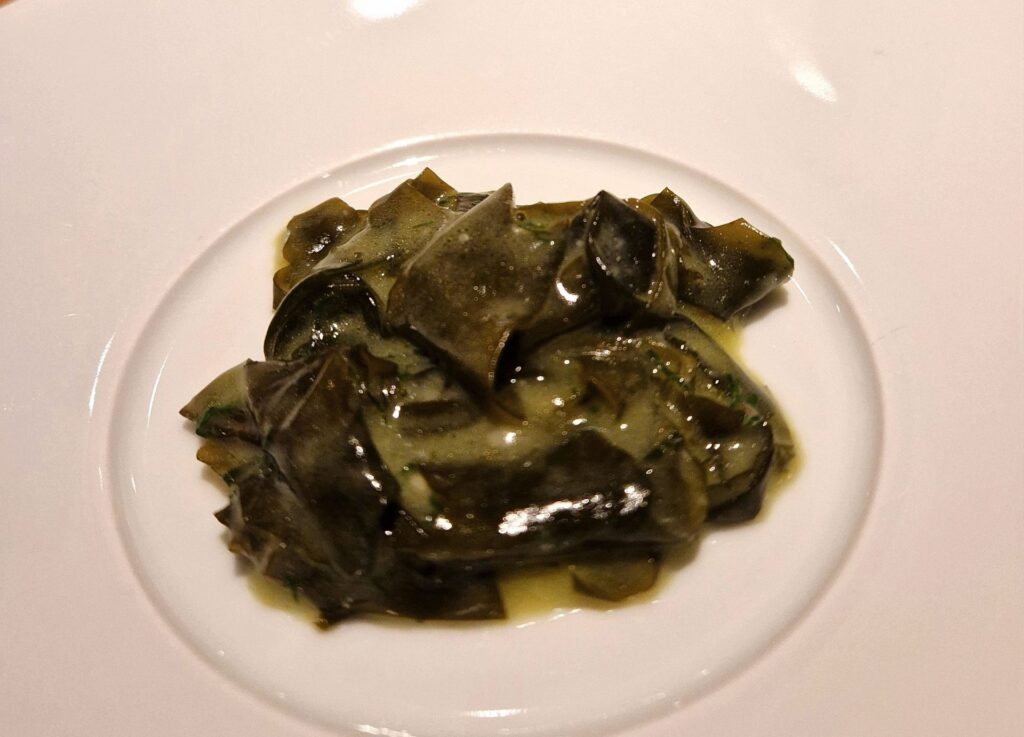 Spaghetti alle vongole senza spaghetti e senza vongole. Alga wakame, salsa aglio, olio, prezzemolo e peperoncino