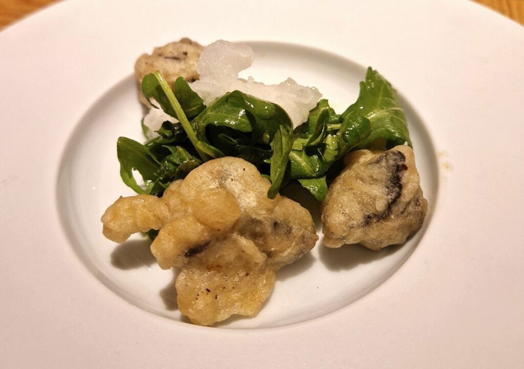 Lumache fritte alla bourguignonne, rucola, granita al lime e acqua di mare della trattoria da lucio