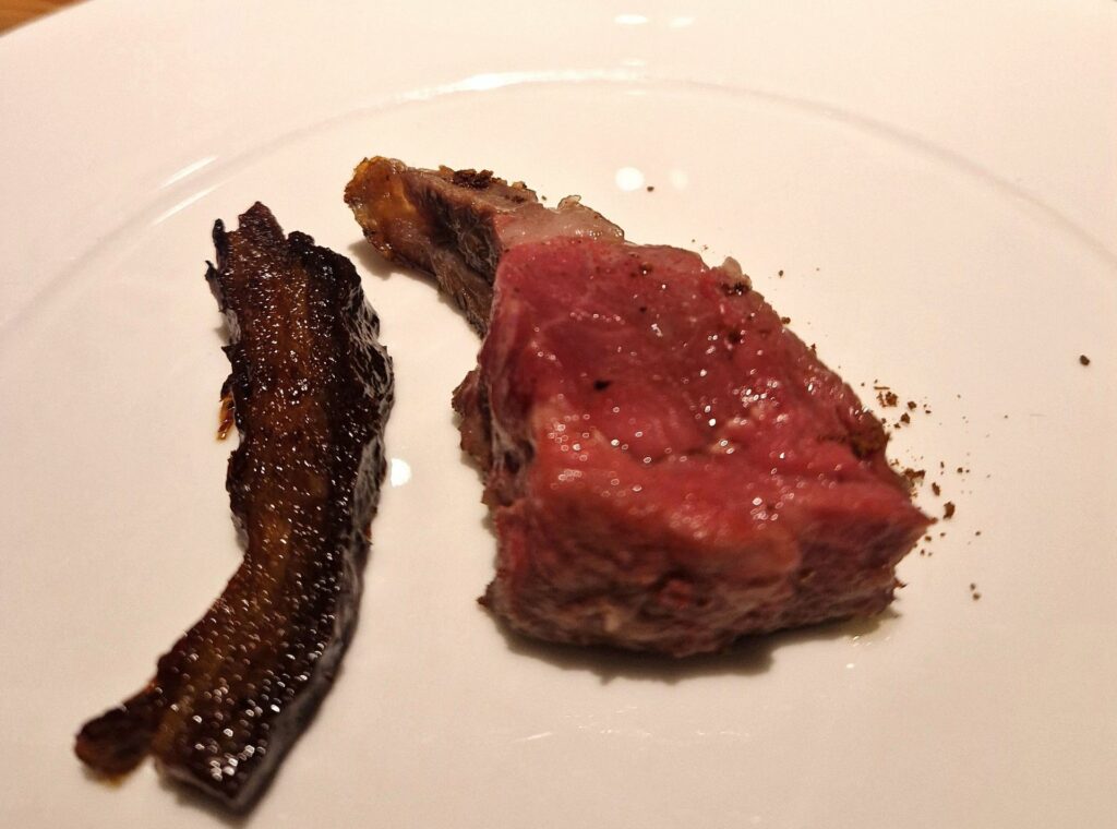 Capra: costata alla brace con anice stellato, carré cotto nel forno a legna con fegato di seppia