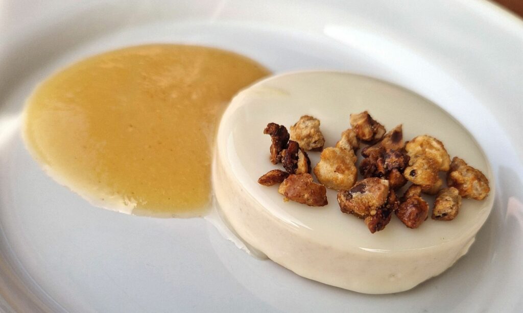 Bavarese alla nocciola, coulis di pera