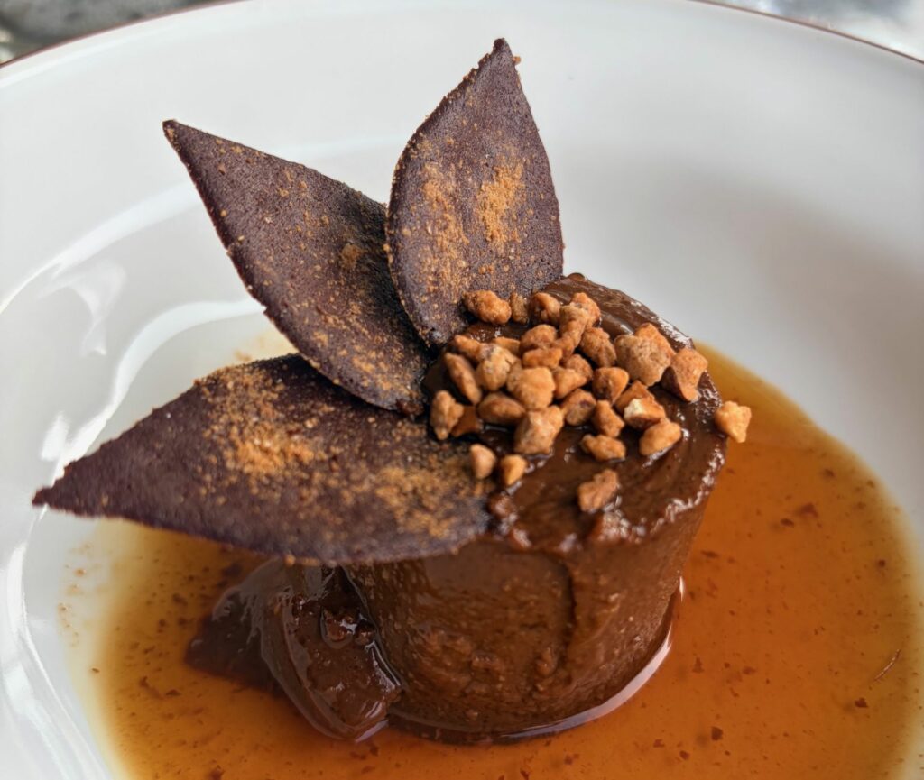 Bunet piemontese. Budino di cacao e amaretti con caramello morbido e cialde croccanti di Pico