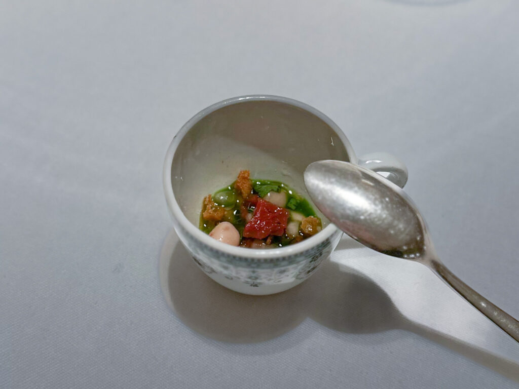 Piccola zuppa di verdure e legumi del ristorante Plénitude