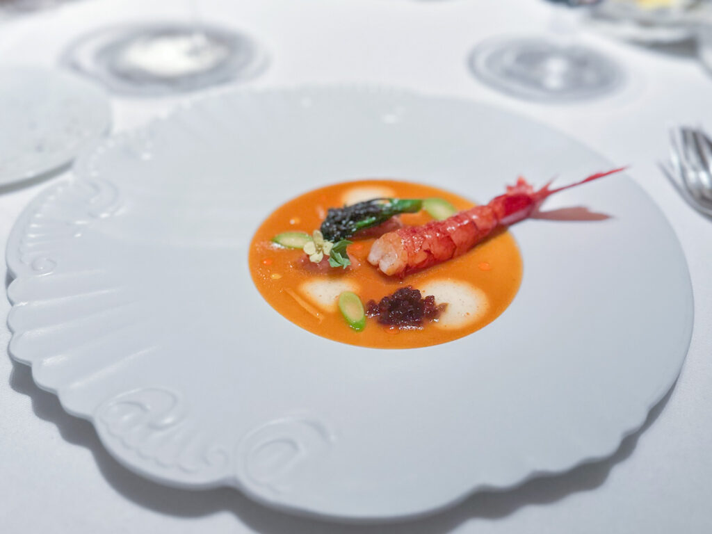 Gambero / Broccoletti / Yuzu & Sauce à manger “Fiolaro” fatta con brodo di gambero, aceto di ume e di gambero, olio di gambero alla griglia, olio floreale di bergamotto, basilico thai, scorza di yuzu e pepe sansho rosso.