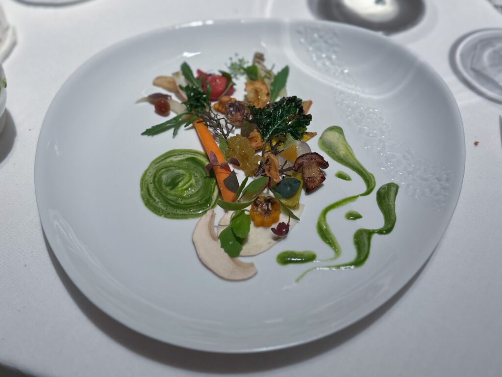 L’orto del giardiniere & Coulis marbré “Vert Galant”, salsa fatta con carota macerata, cavolo rapa, finocchio, mango, lime, ponzu, menta, coriandolo, erbe al pepe, clorofilla, olio d’oliva profumato al limone e verbena, pepe Limonette