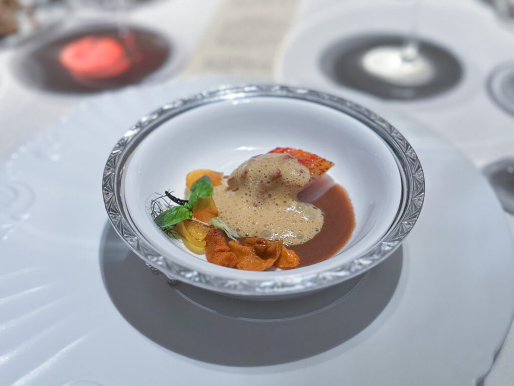 Triglia / Patate boulangère / Croco % Fumet de roche “Tanin des Failles Rocheuses”, salsa fatta con pesce di scoglio del Mediterraneo, Merlot, pastis, cognac, scalogno, finocchio, sedano, brodo di favouille (granchi), fondo di selvaggina, scorza d’arancia, basilico, croco, patata, olio d’oliva e mandarino, riccio di mare, fegato di triglia e alloro, bacca di ginepro.