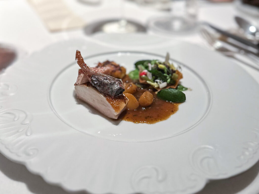 Gallo cedrone / Frattaglie / Erbette & Salmigondis “Astérion”, salsa fatta con succo di piccione, ala di pollame affumicata, foie gras alla griglia, salsa di frattaglie, pasta di erbe dal gambo, garrigue, sedano e rosmarino, vino Barbaresco, aceto di Xérès, oliva picholine, scalogno candito, pepe di Kampot