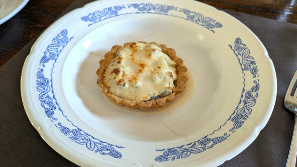 Tortino con cardi, fonduta di Raschera e uovo di quaglia.