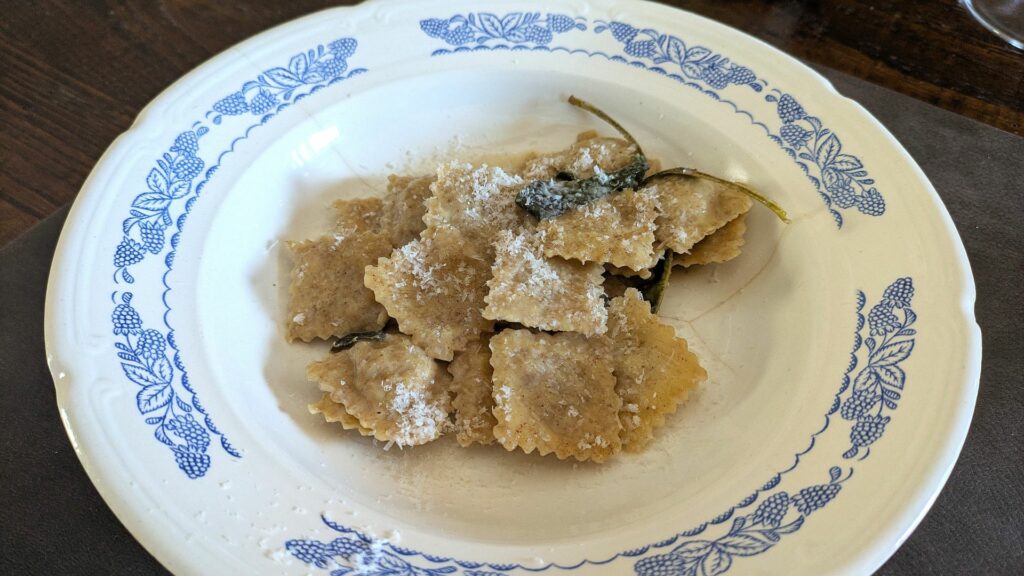 Ravioli quadrati di "ris e coj" al burro e salvia. un ottimo primo piatto della repubblica di perno