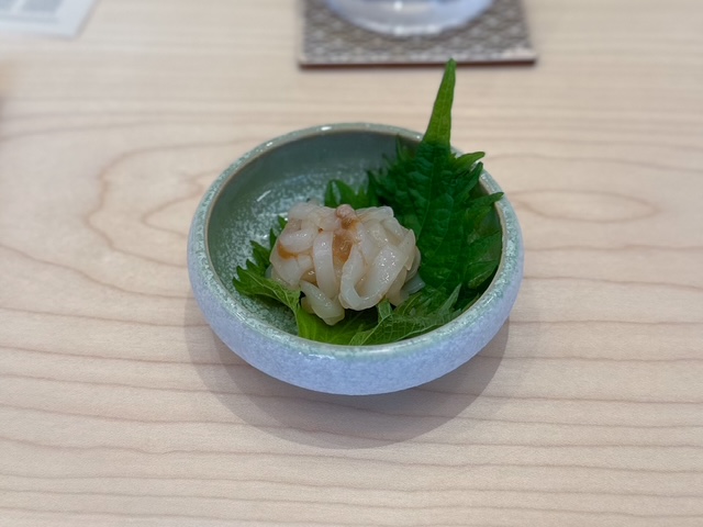 Primo otsumami di sushi Matsu: Seppia e fegato.