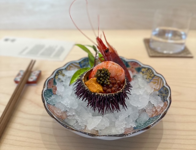 Gambero rosso, uova di salmone, caviale e riccio di Hokkaido.