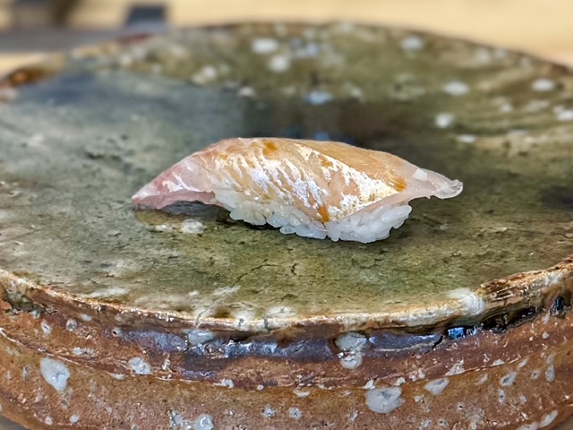 Rombo. Un nigiri servito al sushi Matsu