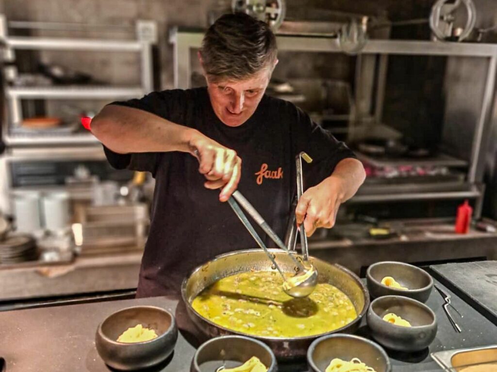 La chef Viviana Varese mentre impiatta