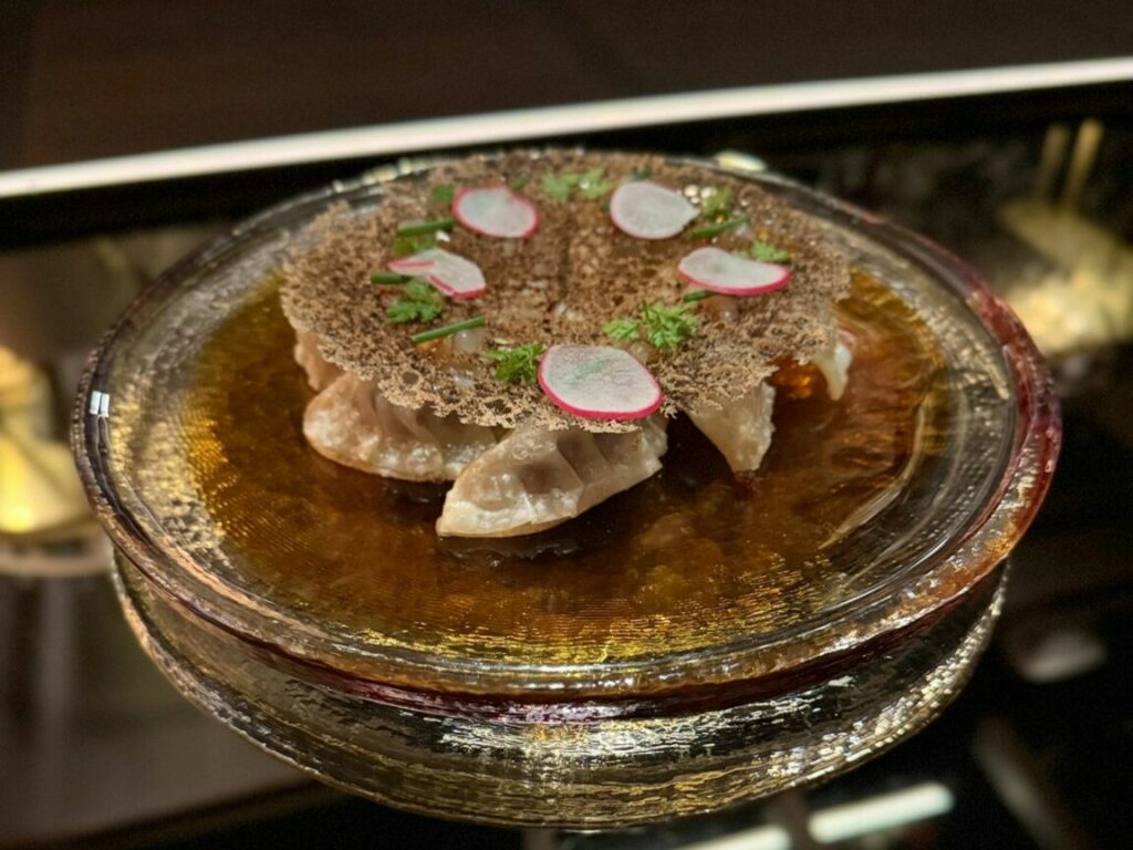 Gyoza di melanzane affumicate, miso, yuzu, erba cipollina. Il piatto in abbinamento col cocktail Issei.