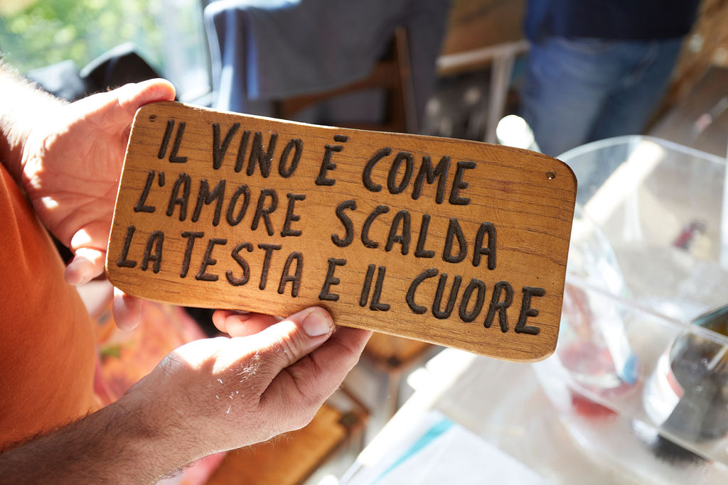 Una targa con la scritta che venera il vino naturale