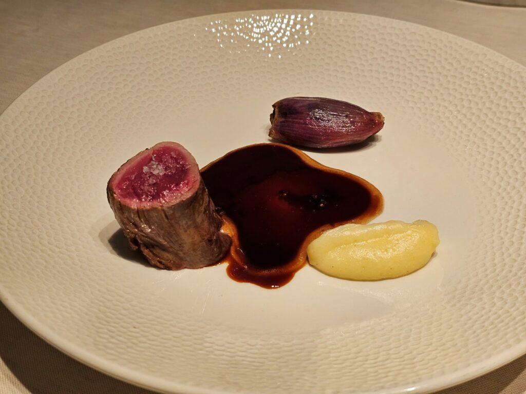 Cinghialetto dei Colli Euganei con il suo fondo e salsa all'uva fragola, mousseline di patate, scalogno confit
ripeno di fungo del mais