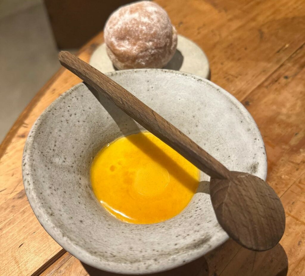 Yogurt di pecora al miele e ciambella di Auberge Sauvage