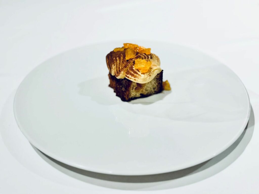 Sfogliato all’arancia e gelato al Grand Marnier.