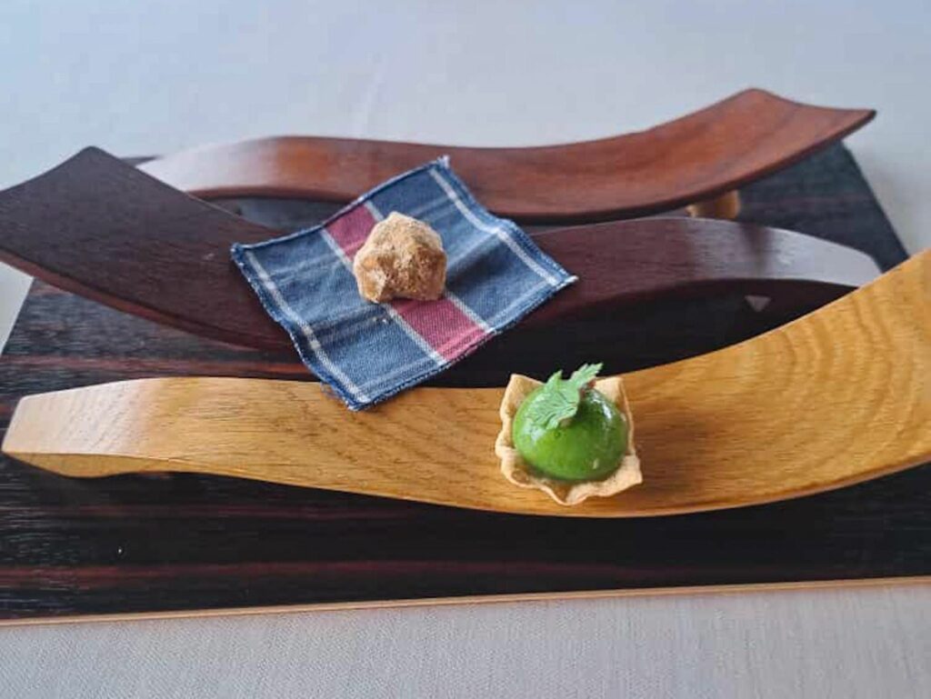 Il servizio degli Amuse Bouche: Tartelletta con acciuga e Tartufino di patè...