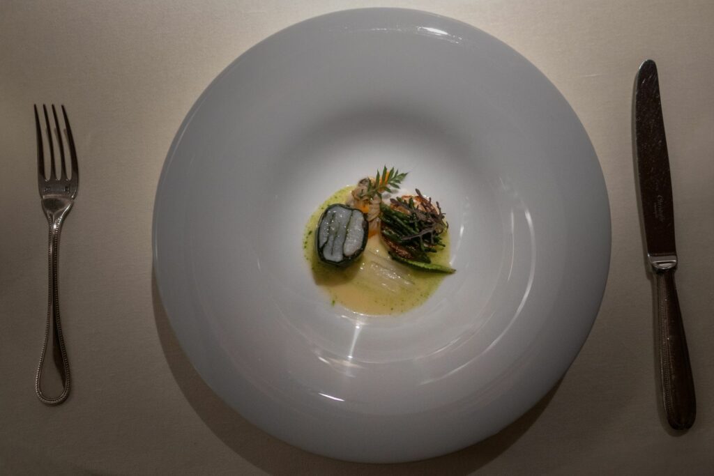 Capasanta, bieta, cavolo rapa e salsa al cedro e aneto del Seta di Milano.