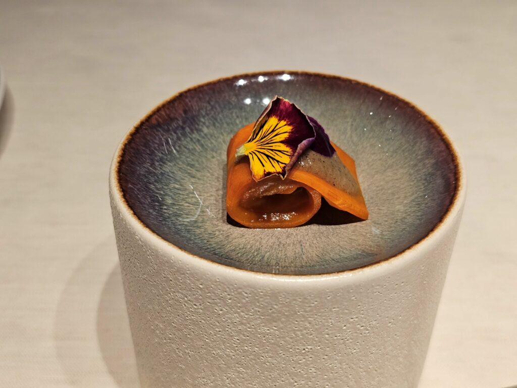 Carota, ketchup di carota e magnolia