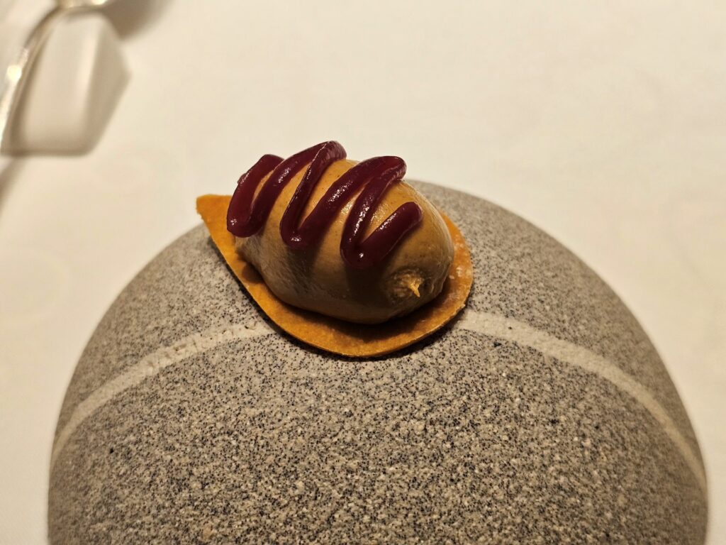 Falso foie gras di anacardi, alla base tartelletta di ceci