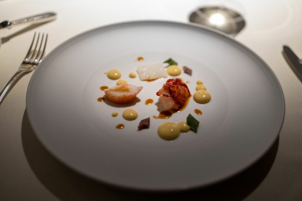 Astice blu, bisque alla vaniglia con bagna cauda e seppia.