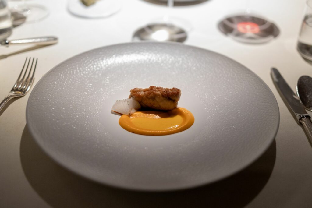 Animella di vitello alla cannella, con carote e salsa al frutto della passione.