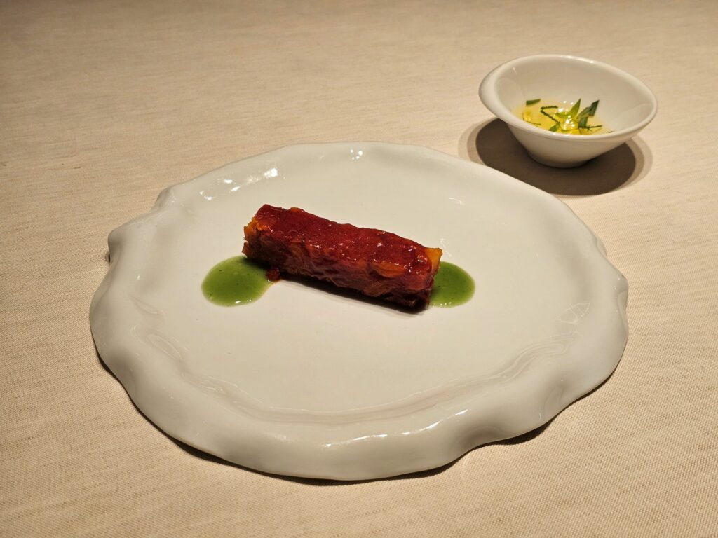 Terrina di pomodoro con salsa al crescione brasiliano e gelatina di pomodoro con le erbe dell'orto