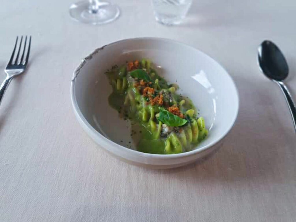 Fusilli, broccoli, ostriche e cardamomo nero.