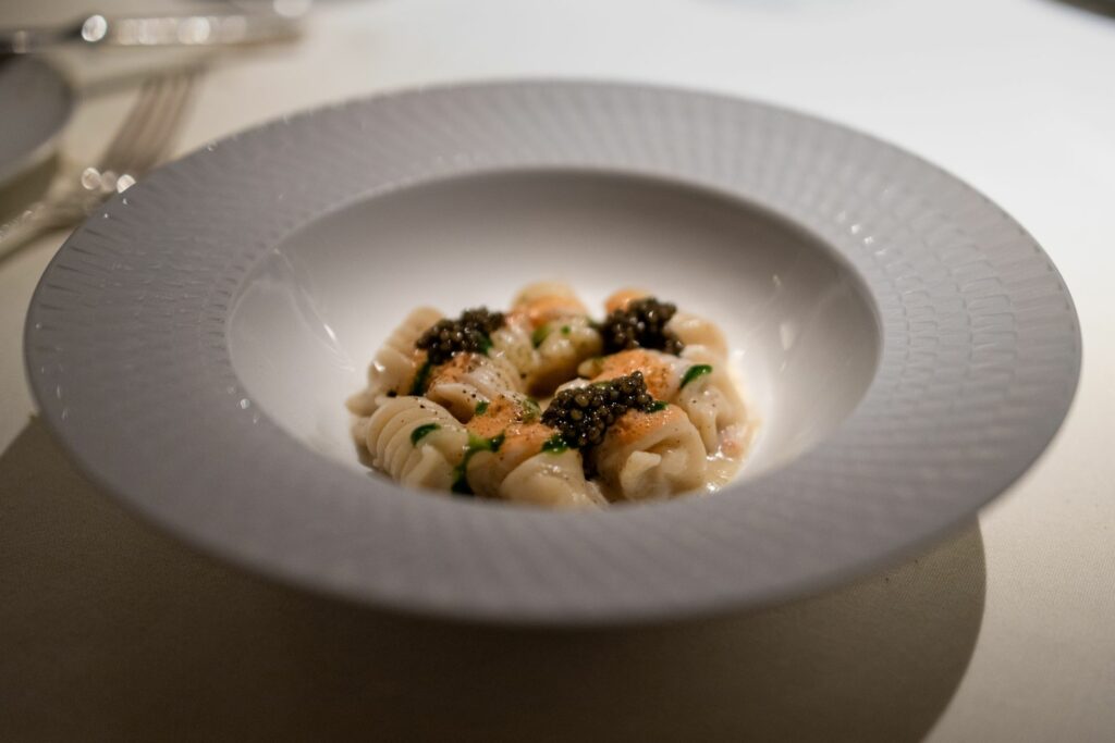 Fusilloro Verrigni con salsa di sugarello arrosto, caviale, granciporro e ginepro.