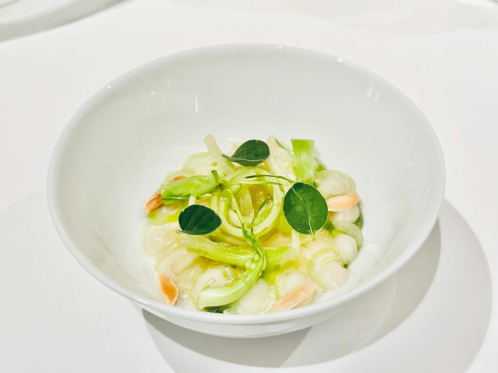 Puntarelle, mandorle e origano.