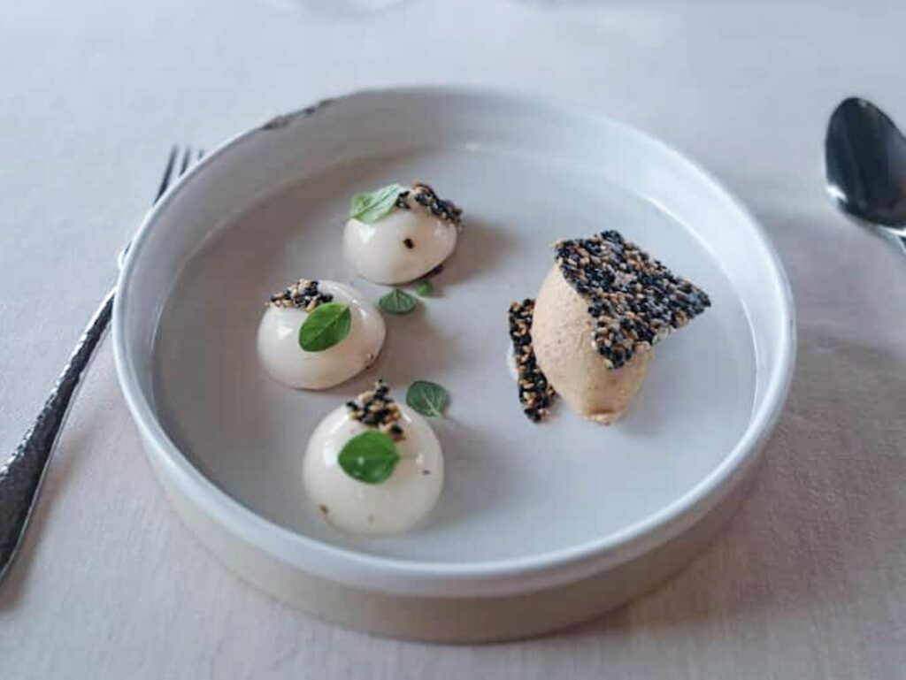 Ravioli di burrata, fichi secchi e sesamo di Borgo Sant'Anna