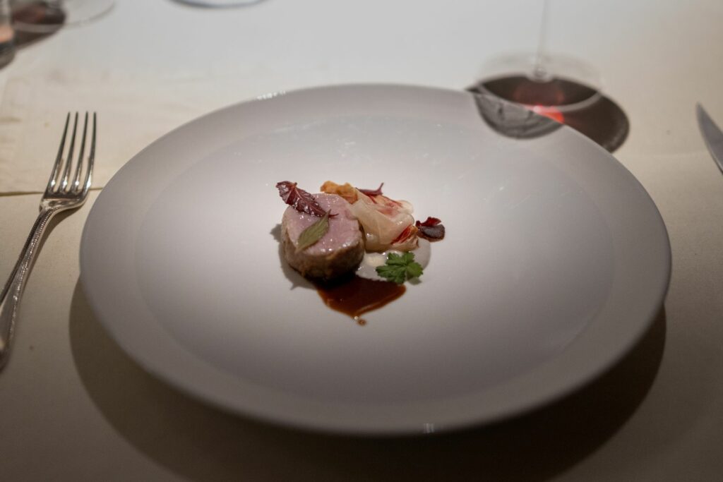 Vitello, radicchio, melone sardo e salsa d'ostrica del Seta di Milano.