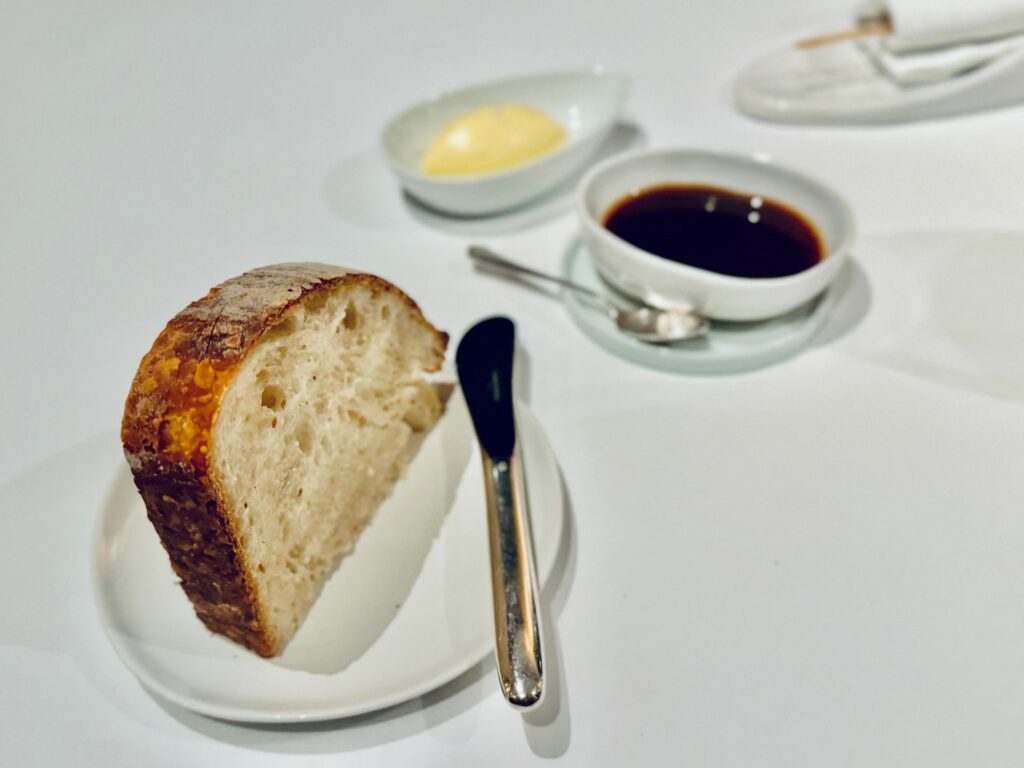 L’eccellente servizio del pane con lievito madre, accompagnato da burro salato (e crema simile al miele ottenuta con “amilasi” di pane raffermo).