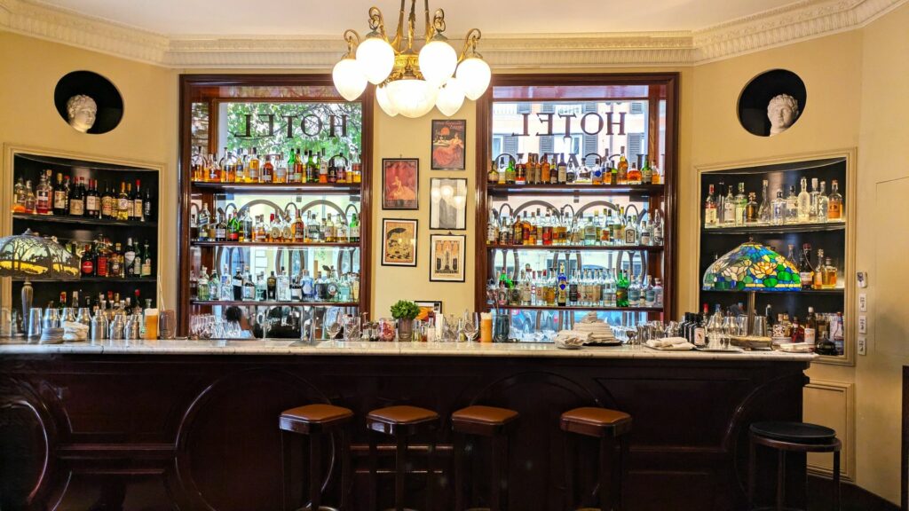 Il bar dell'hotel locarno, aperto dalle 8 del mattino