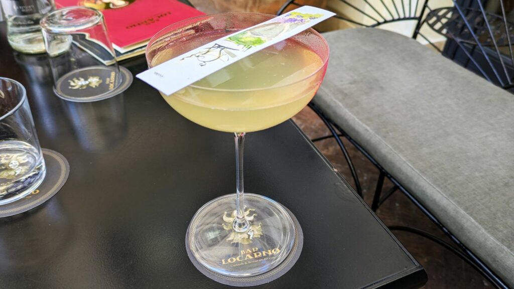 "Gran Dame" in onore dei 100 anni dell'hotel Locarno: Champagne, gin, alloro, limone, polvere di visciole e ed essenza di glicine.