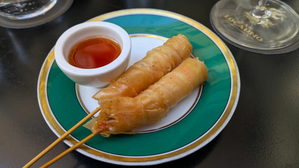 In accompagnamento alla Gran Dame: gamberi in pasta fillo e salsa agrodolce.