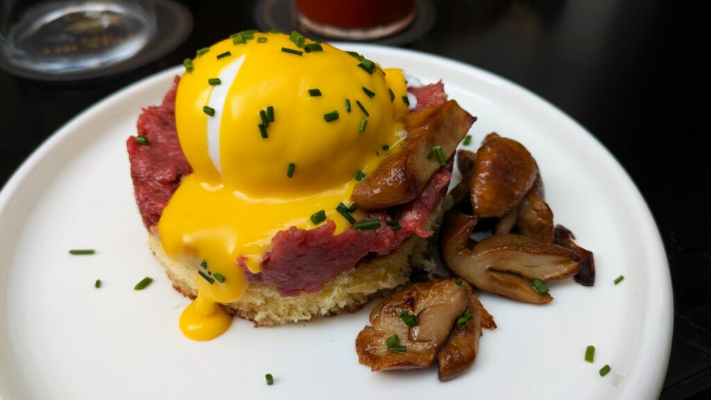 Uovo poché, filetto, salsa olandese e porcini.