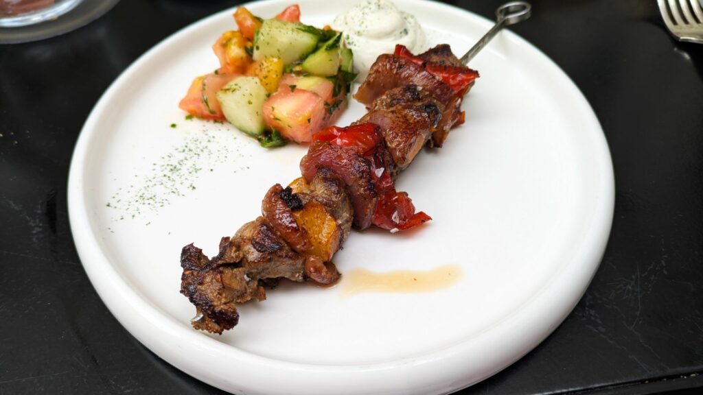 Kebab di agnello e yogurt.