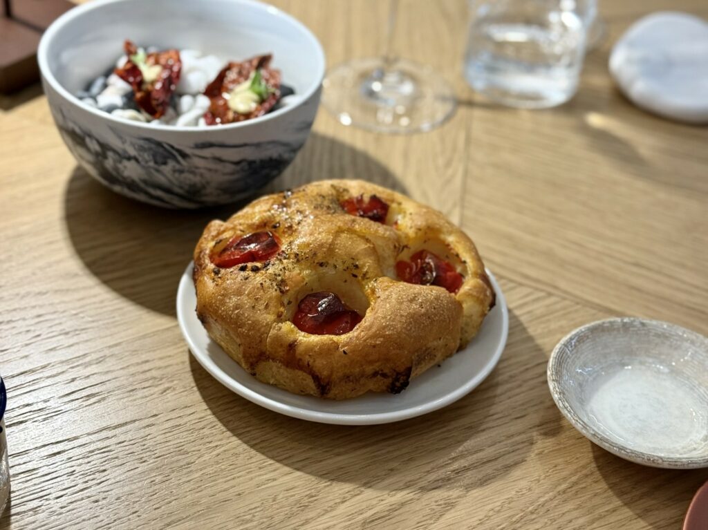 Il dettaglio dell'ottima focaccia barese in versione ridotta.