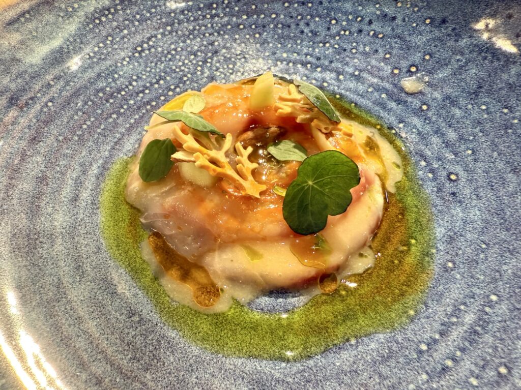 Crudo di pescato (cernia nel nostro caso) leggermente marinato, cevivhe all'acqua pazza, mandorle e cetriolo.