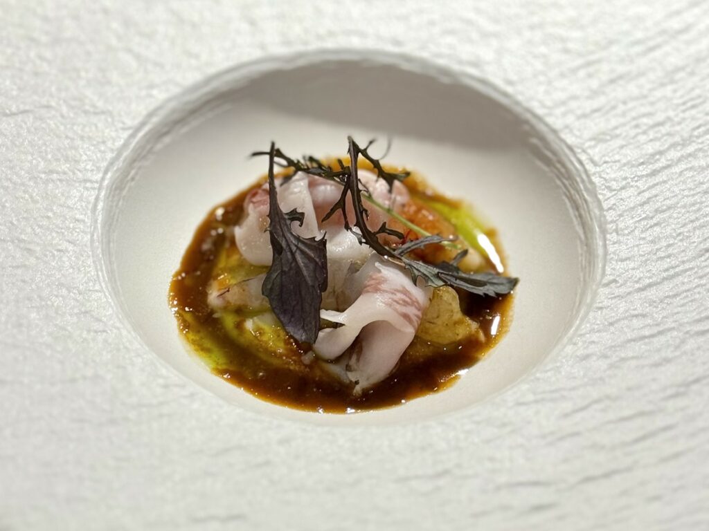 Gamberi rossi, emulsione di ceci della Murgia, lardo di maiale nero e angostura.