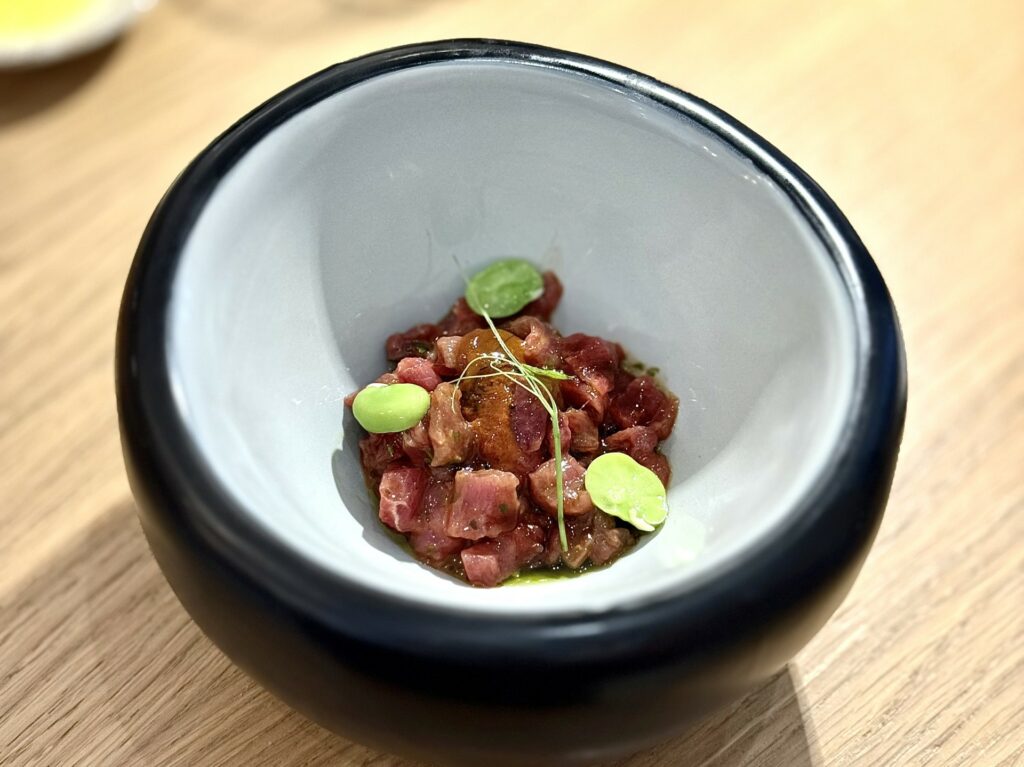 Tartare di puledro, finocchietto, polpa di riccio, primizie e tapioca alla lattuga di mare.
