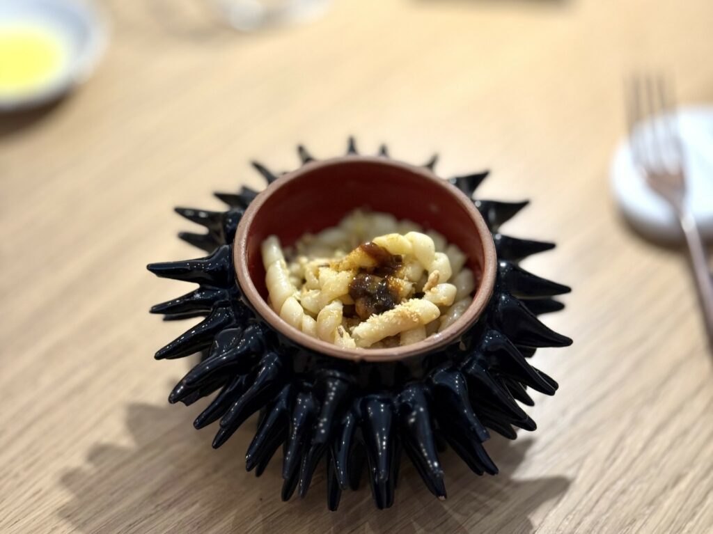 Fusilli fatti a mano, burro di manteca, acciughe del Cantrabico, limone, tarallo e polpa di riccio di Terradimare